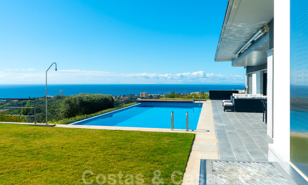 Prêt à emménager ! Villa moderne à vendre avec une vue imprenable sur la mer, juste à l'est du centre de Marbella 32719