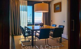 Prêt à emménager ! Villa moderne à vendre avec une vue imprenable sur la mer, juste à l'est du centre de Marbella 32720 