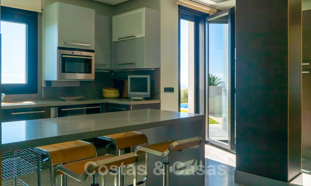 Prêt à emménager ! Villa moderne à vendre avec une vue imprenable sur la mer, juste à l'est du centre de Marbella 32723
