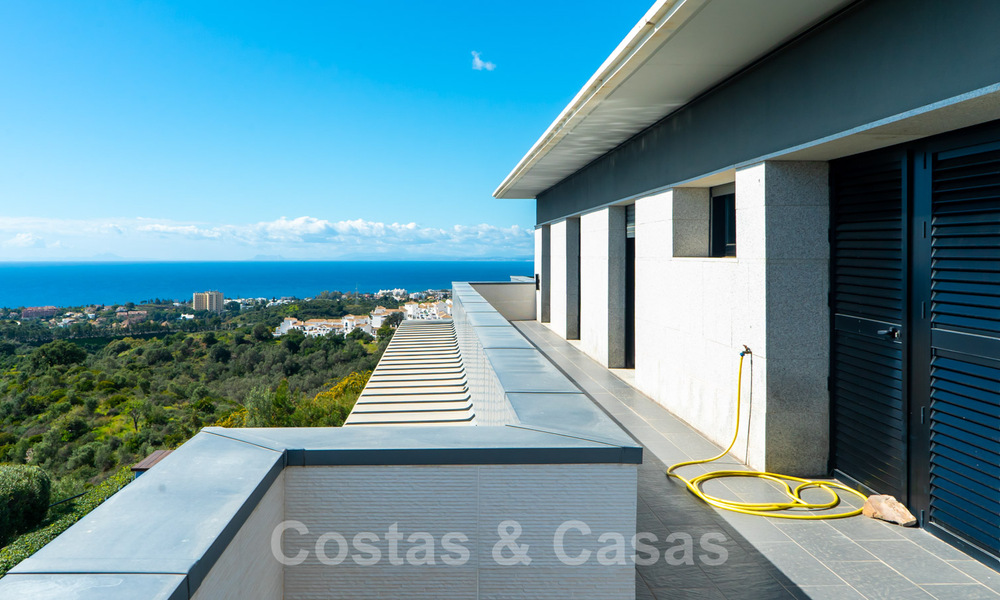 Prêt à emménager ! Villa moderne à vendre avec une vue imprenable sur la mer, juste à l'est du centre de Marbella 32725