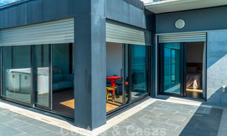 Prêt à emménager ! Villa moderne à vendre avec une vue imprenable sur la mer, juste à l'est du centre de Marbella 32732 