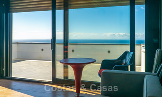 Prêt à emménager ! Villa moderne à vendre avec une vue imprenable sur la mer, juste à l'est du centre de Marbella 32734 
