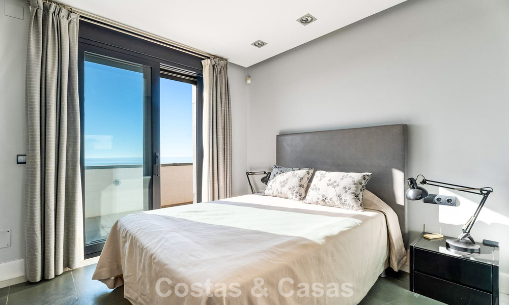 Prêt à emménager! Villa moderne à vendre avec une vue imprenable sur la mer, juste à l'est du centre de Marbella 787810