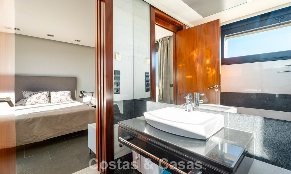 Prêt à emménager! Villa moderne à vendre avec une vue imprenable sur la mer, juste à l'est du centre de Marbella 787811