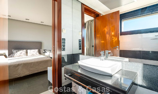 Prêt à emménager! Villa moderne à vendre avec une vue imprenable sur la mer, juste à l'est du centre de Marbella 787811 