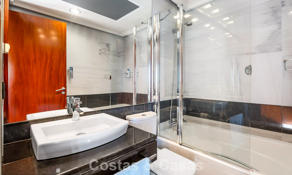 Prêt à emménager! Villa moderne à vendre avec une vue imprenable sur la mer, juste à l'est du centre de Marbella 787814