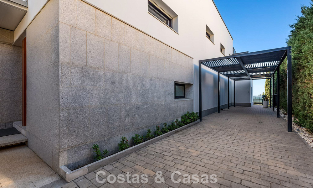 Prêt à emménager! Villa moderne à vendre avec une vue imprenable sur la mer, juste à l'est du centre de Marbella 787817