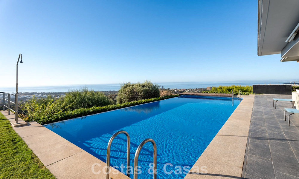 Prêt à emménager! Villa moderne à vendre avec une vue imprenable sur la mer, juste à l'est du centre de Marbella 787821