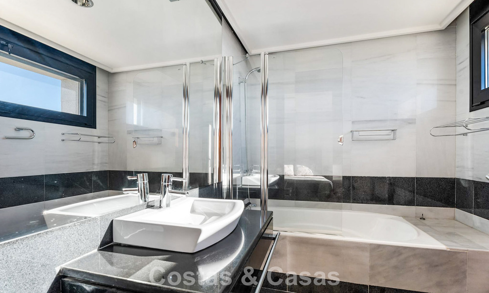 Prêt à emménager! Villa moderne à vendre avec une vue imprenable sur la mer, juste à l'est du centre de Marbella 787836