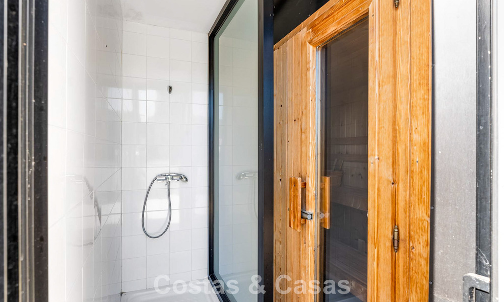 Prêt à emménager! Villa moderne à vendre avec une vue imprenable sur la mer, juste à l'est du centre de Marbella 787847