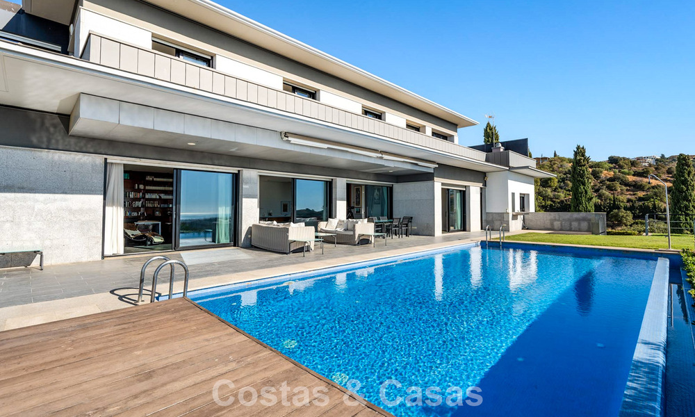 Prêt à emménager! Villa moderne à vendre avec une vue imprenable sur la mer, juste à l'est du centre de Marbella 787850