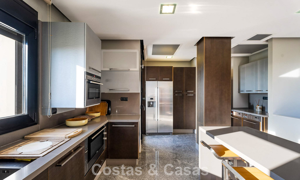 Prêt à emménager! Villa moderne à vendre avec une vue imprenable sur la mer, juste à l'est du centre de Marbella 787854