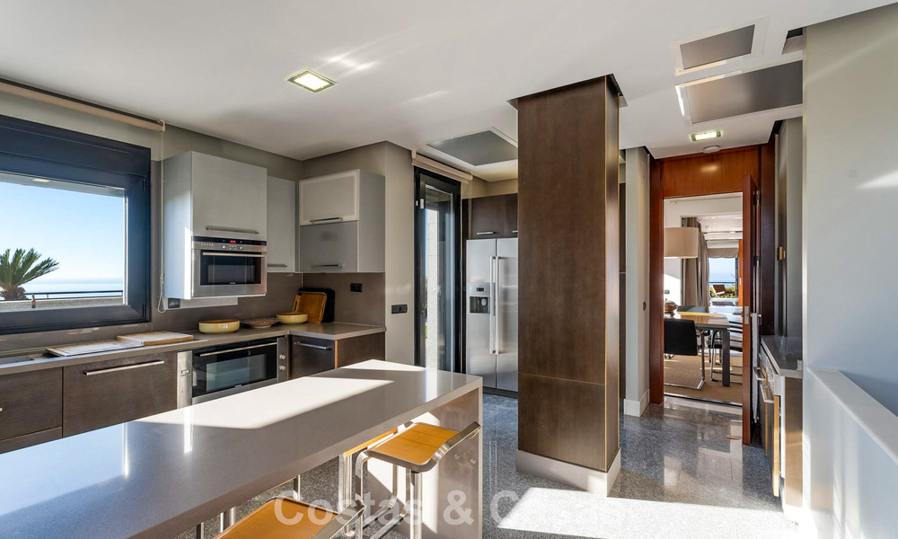 Prêt à emménager! Villa moderne à vendre avec une vue imprenable sur la mer, juste à l'est du centre de Marbella 787855