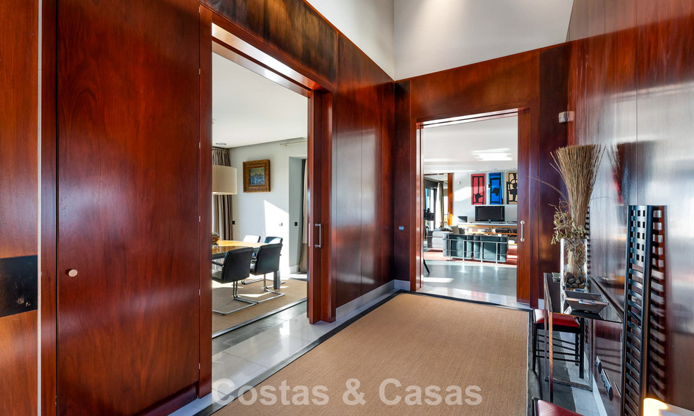 Prêt à emménager! Villa moderne à vendre avec une vue imprenable sur la mer, juste à l'est du centre de Marbella 787856