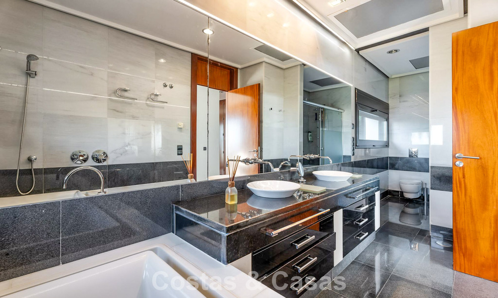 Prêt à emménager! Villa moderne à vendre avec une vue imprenable sur la mer, juste à l'est du centre de Marbella 787858