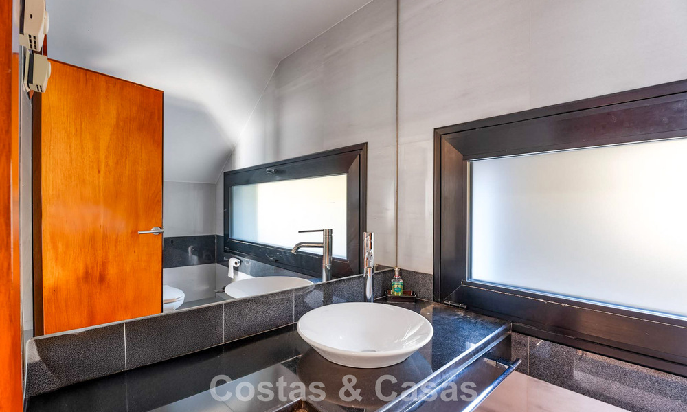 Prêt à emménager! Villa moderne à vendre avec une vue imprenable sur la mer, juste à l'est du centre de Marbella 787859