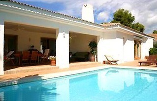 Une magnifique villa de 3 chambres à vendre dans la prestigieuse zone de, Los Monteros à Marbella