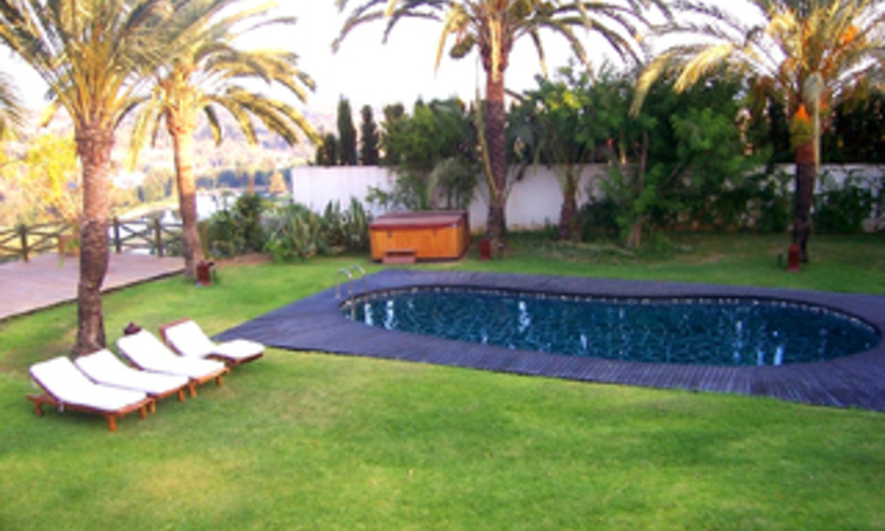 3 villas à vendre dans une urbanisation sécurisée dans Marbella Est 4