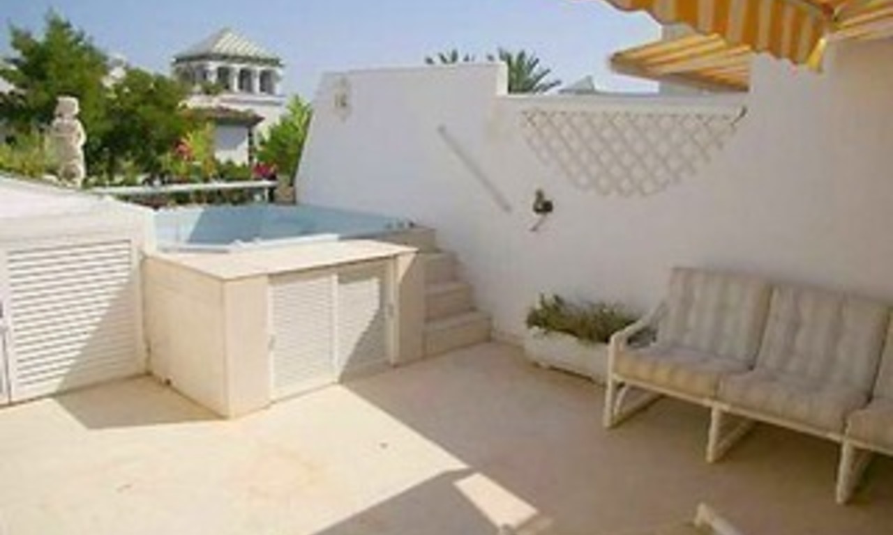  Appartement penthouse à vendre, en seconde ligne de plage dans un complexe sur la nouvelle Mille d' Or, entre Marbella et Estepona 2