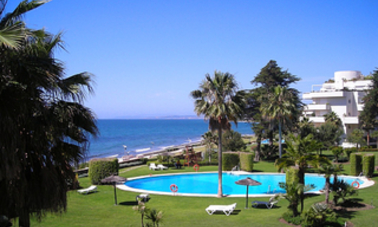 Appartement en première ligne de plage à vendre, dans un complexe de plage entre Marbella et Estepona 1