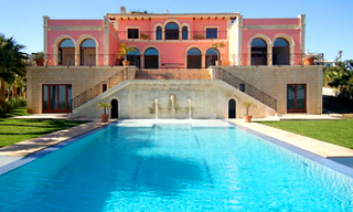 Villa à vendre dans un complexe fermé sur un parcours de golf à Marbella - Benahavis 0