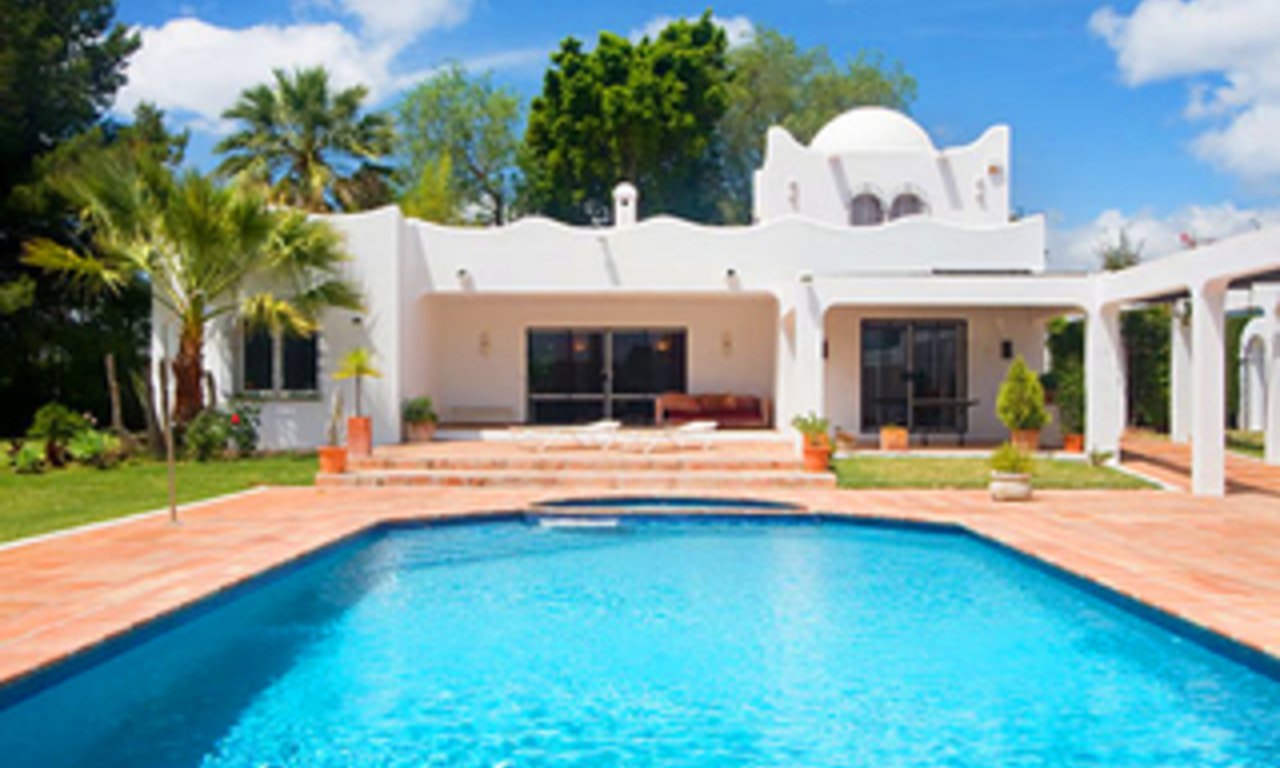 Villa avec un large jardin à vendre entre Marbella et Estepona 1