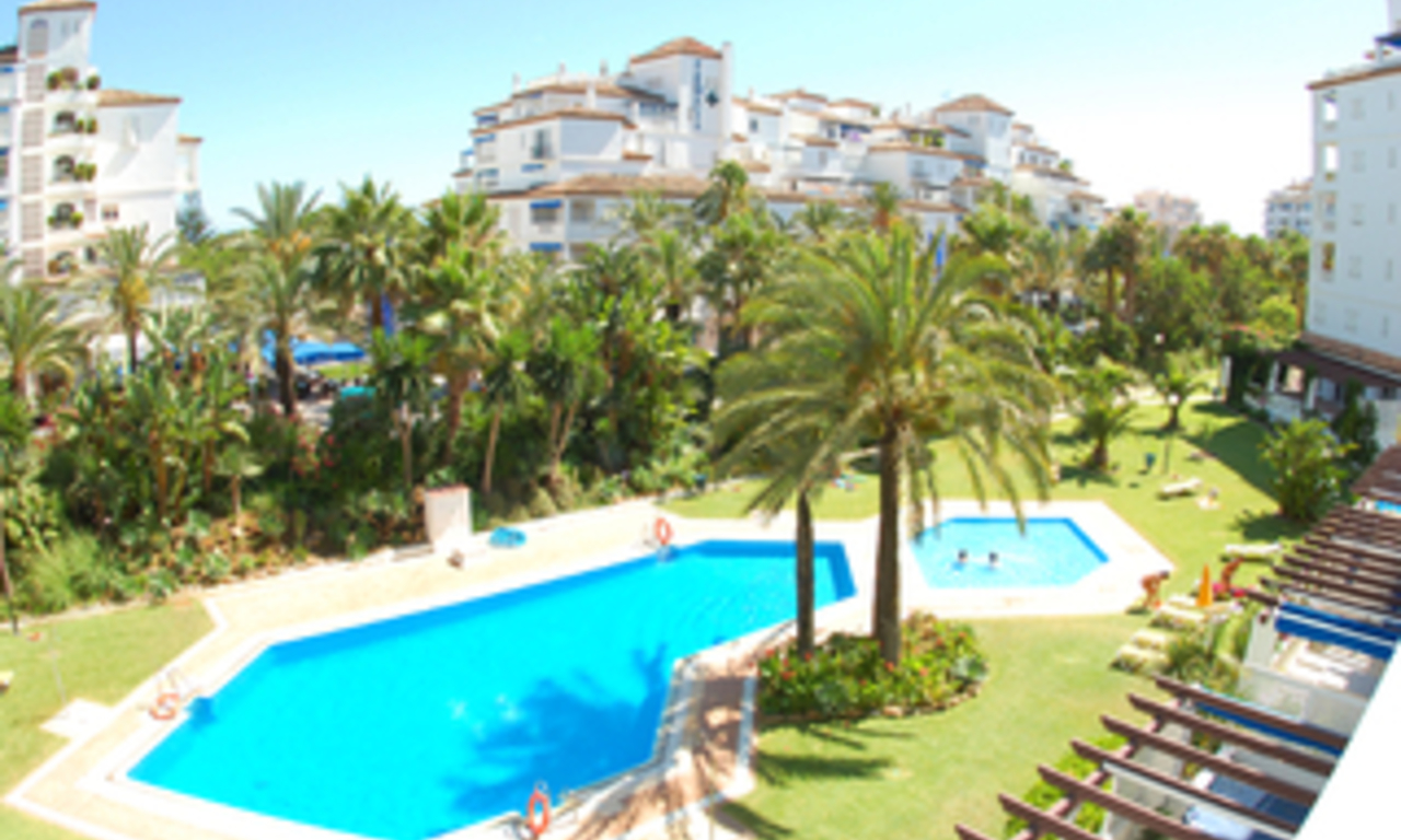 Appartement de luxe près de la plage à vendre à Playas del Duque, Puerto Banús, Marbella 1