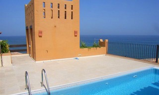 Penthouse de plage luxueux à vendre sur la Mille d' Or, entre Marbella et Estepona 0