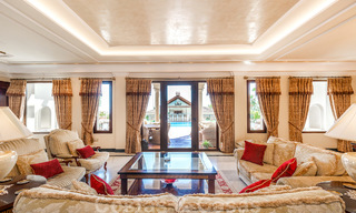Villa de luxe de style classique avec vue sur la mer à vendre à Sierra Blanca, Marbella 22206 