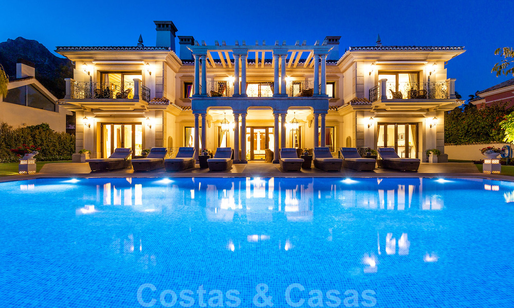 Villa de luxe de style classique avec vue sur la mer à vendre à Sierra Blanca, Marbella 22220