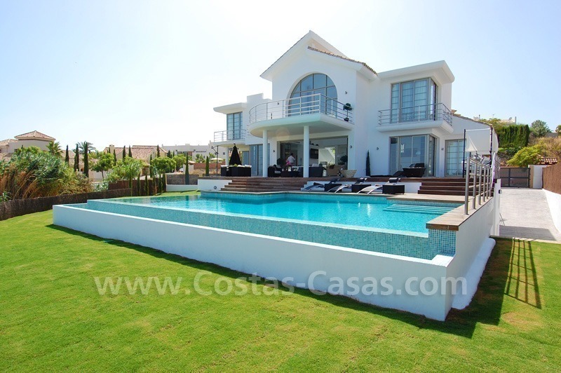 Villa nouvellement construite de style moderne à vendre dans un complexe de golf sur la nouvelle Mille d' Or entre Puerto Banús (Marbella), Benahavis et le centre d' Estepona