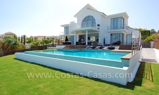 Villa nouvellement construite de style moderne à vendre dans un complexe de golf sur la nouvelle Mille d' Or entre Puerto Banús (Marbella), Benahavis et le centre d' Estepona 0