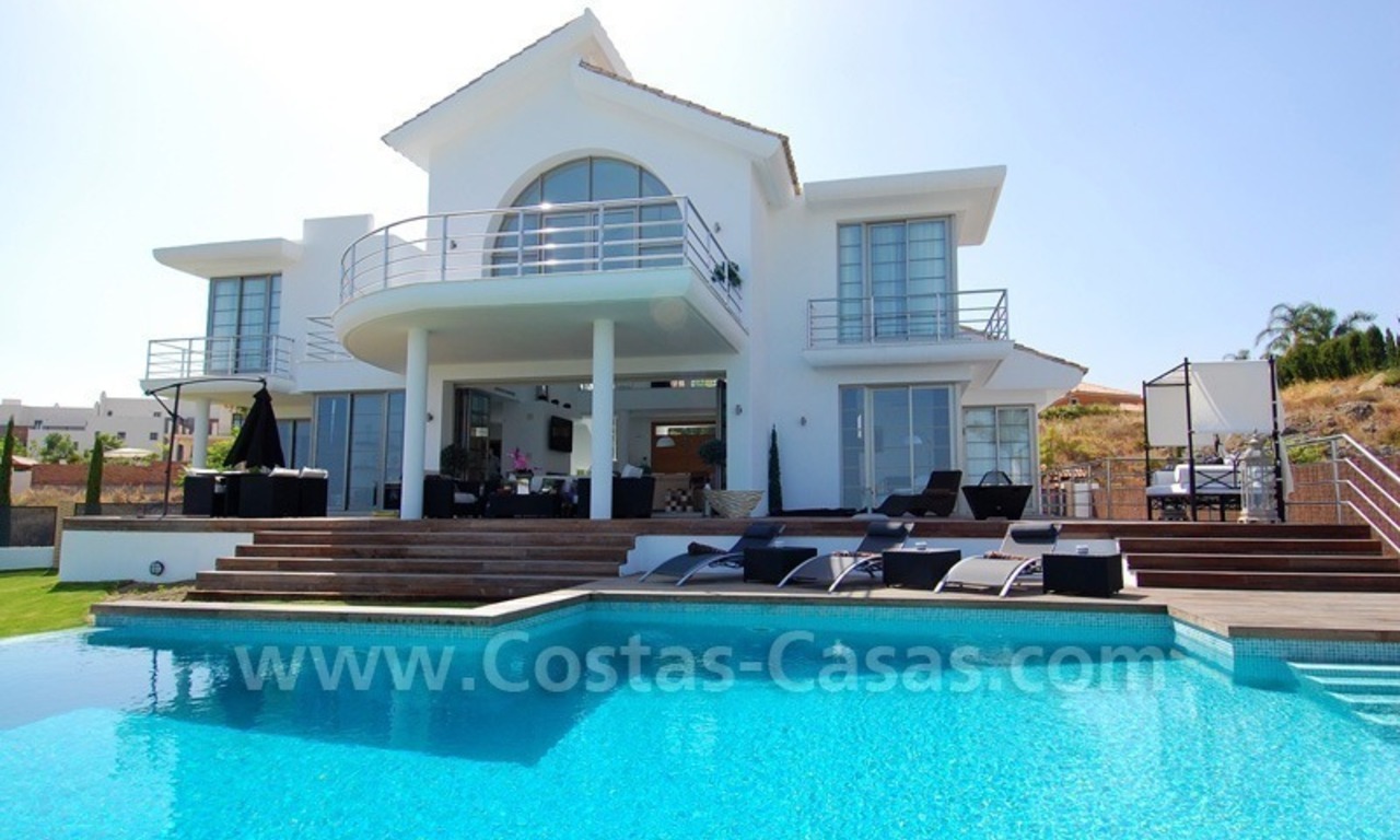 Villa nouvellement construite de style moderne à vendre dans un complexe de golf sur la nouvelle Mille d' Or entre Puerto Banús (Marbella), Benahavis et le centre d' Estepona 2