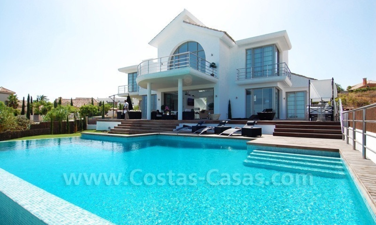 Villa nouvellement construite de style moderne à vendre dans un complexe de golf sur la nouvelle Mille d' Or entre Puerto Banús (Marbella), Benahavis et le centre d' Estepona 1