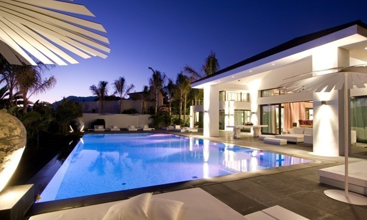 Nouvelle villa contemporaine de luxe à vendre dans une urbanisation exclusive de plage à Los Monteros Playa dans Marbella Est 1