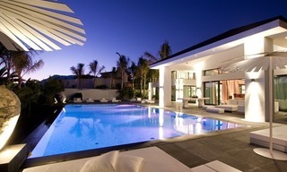 Nouvelle villa contemporaine de luxe à vendre dans une urbanisation exclusive de plage à Los Monteros Playa dans Marbella Est 1