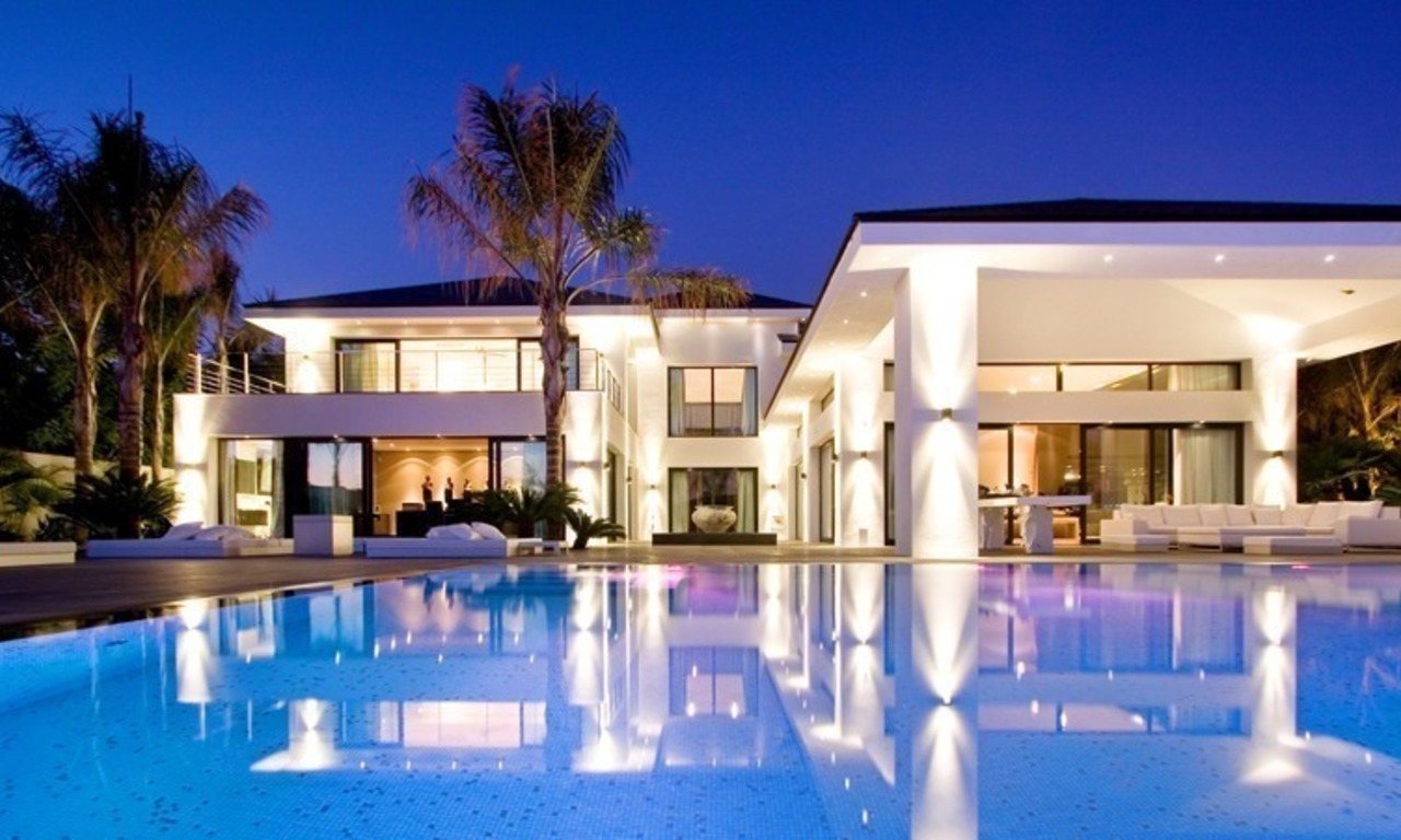 Nouvelle villa contemporaine de luxe à vendre dans une urbanisation exclusive de plage à Los Monteros Playa dans Marbella Est 0