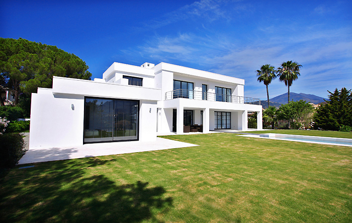 Villa de style contemporaine en première ligne de golf à vendre dans Nueva Andalucía - Marbella