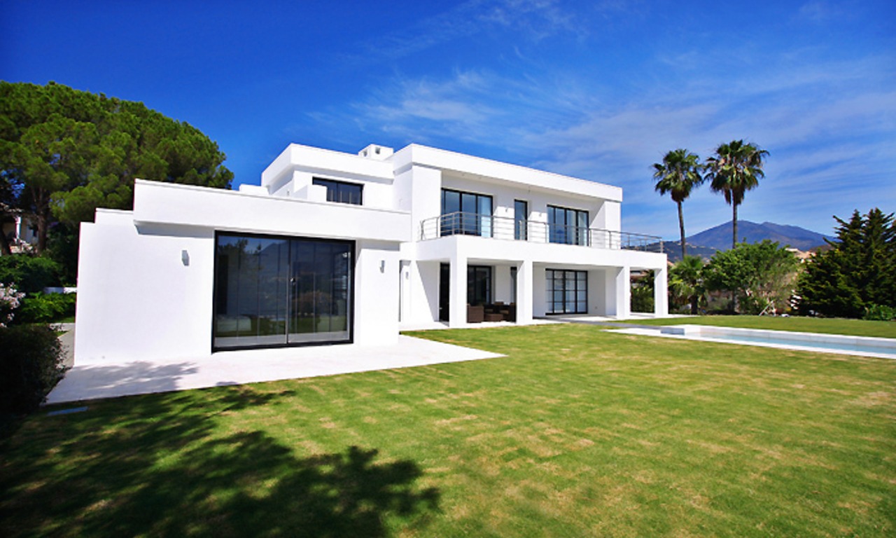 Villa de style contemporaine en première ligne de golf à vendre dans Nueva Andalucía - Marbella 0