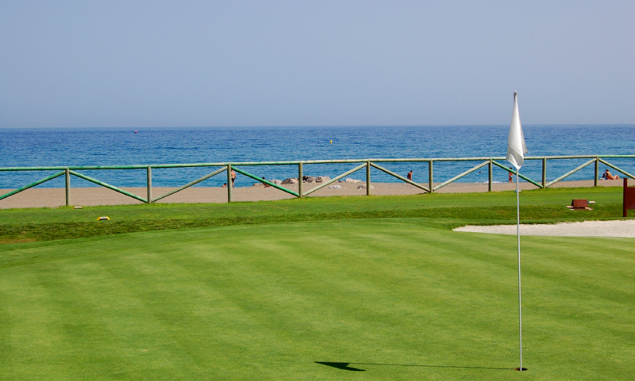 Villa en première ligne de golf et de plage à vendre à Marbella 6