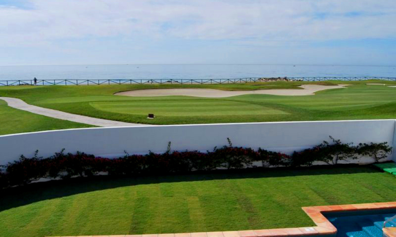 Villa en première ligne de golf et de plage à vendre à Marbella 1