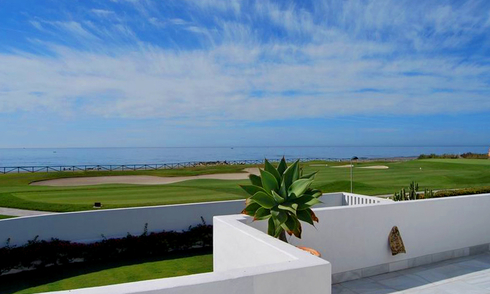 Villa en première ligne de golf et de plage à vendre à Marbella 