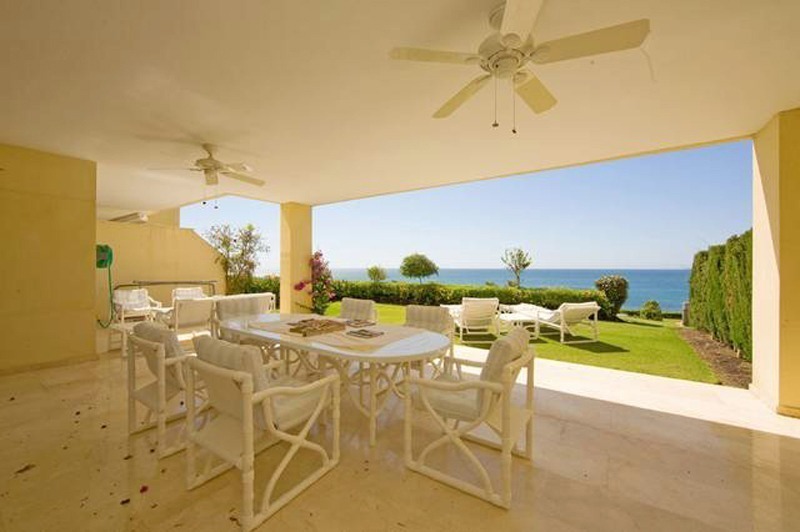 Appartement à vendre avec jardin en première ligne de plage à Cabopino, Marbella
