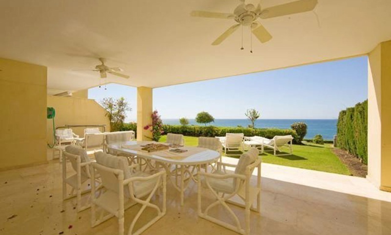 Appartement à vendre avec jardin en première ligne de plage à Cabopino, Marbella 0