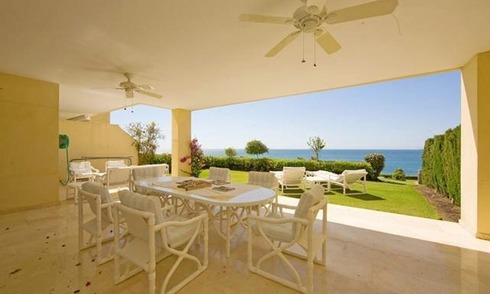 Appartement à vendre avec jardin en première ligne de plage à Cabopino, Marbella 