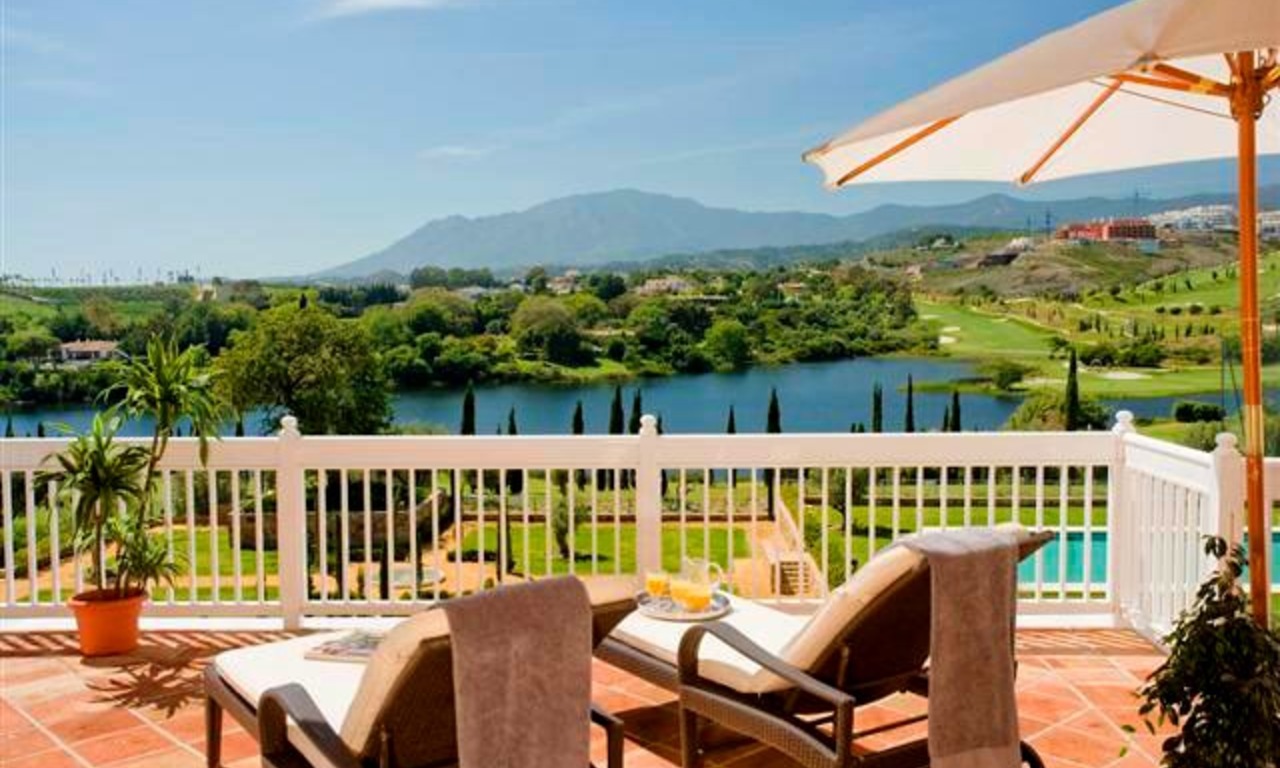 Appartements et penthouses en première ligne de golf à vendre dans la zone de Marbella - Benahavis - Estepona sur la Costa del Sol 0