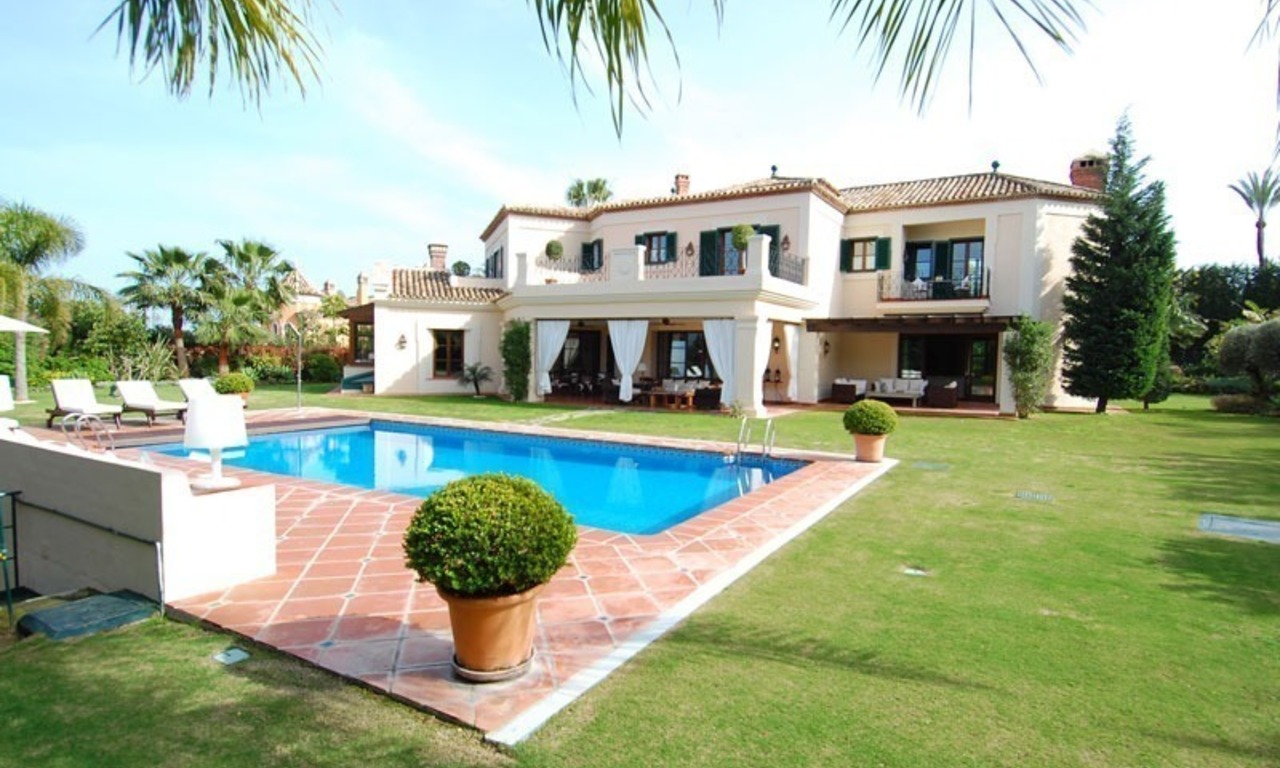 Villa exclusive et élégante à vendre près de Puerto Banús à Marbella 0