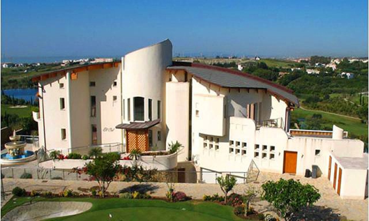 Villa de luxe de style contemporain à vendre, première ligne de golf, dans la zone de Marbella - Benahavis 1