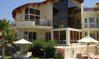 Villa de luxe de style contemporain à vendre, première ligne de golf, dans la zone de Marbella - Benahavis 2