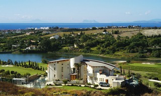 Villa de luxe de style contemporain à vendre, première ligne de golf, dans la zone de Marbella - Benahavis 0